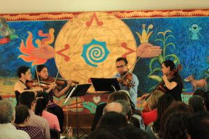 Cuarteto de cuerdas Xihuitl, durante el concierto musical de la inauguración de la exposición "En El Aire / Up In The Air"